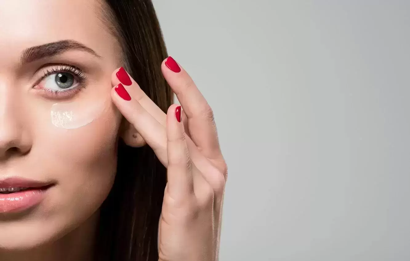 Po vasaros susirūpinkite paakių oda: 4 naudingi kosmetologės patarimai