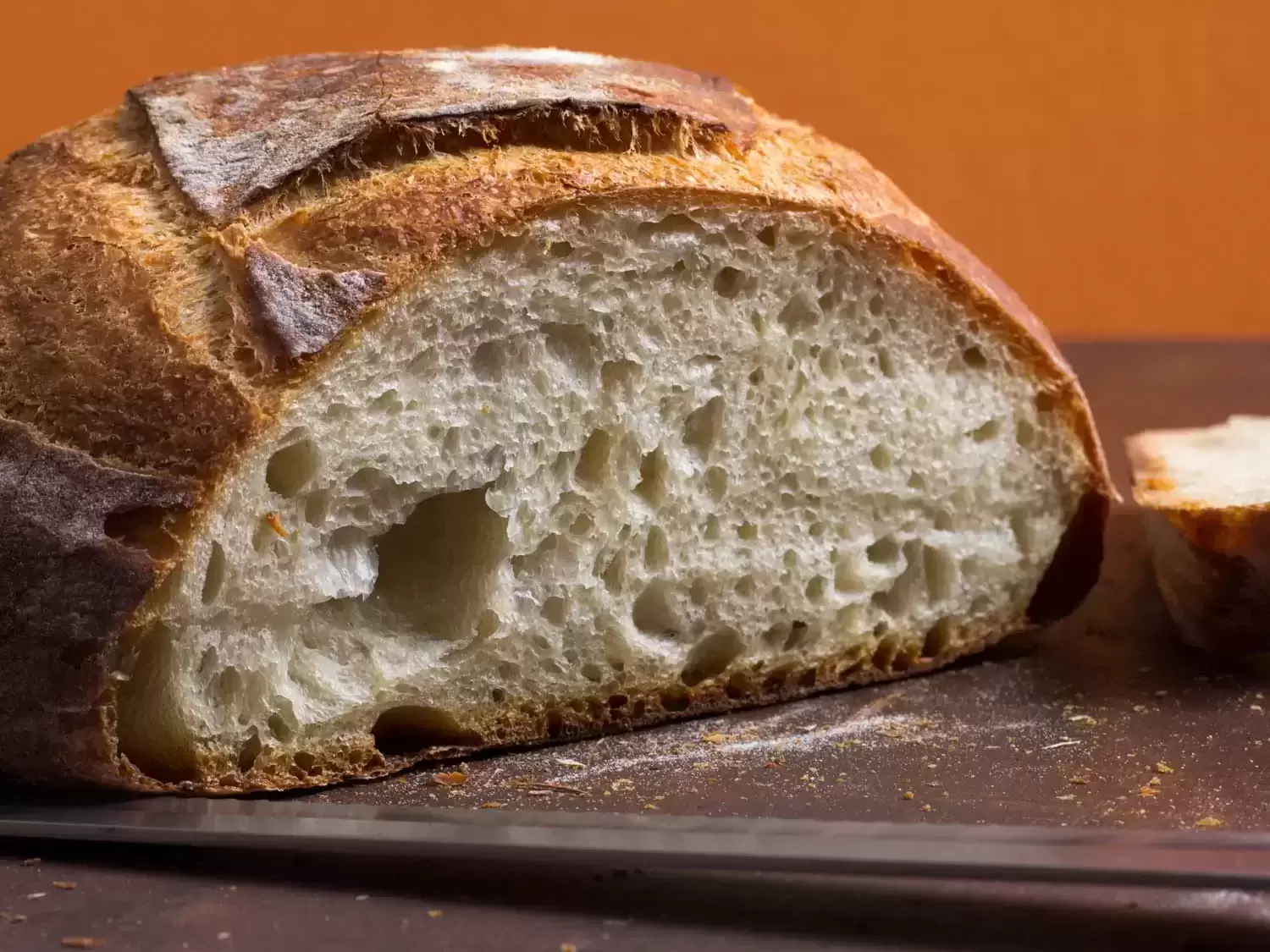 Duonos kepimas namuose sugrįžta: išsamus gidas, kaip išsikepti iš vos 3 ingredientų