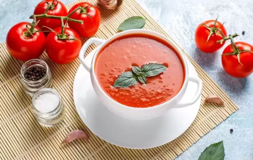 Priežastys, kodėl verta valgyti daugiau pomidorų ir šiltą dieną atgaiva tapsiančios gaspačo sriubos receptas