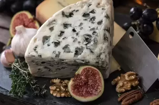 Kepame sūrį: kokios rūšies sūrius geriausia rinktis ir su kuo skanauti?