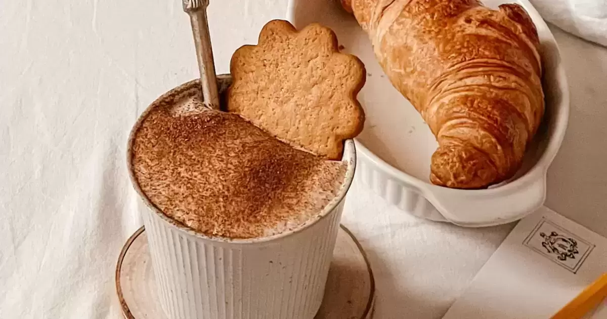 Žiemiški skoniai kavos puodelyje: išbandykite tinklaraštininkės „Pusryčiams“ imbierinių sausainių latės receptą