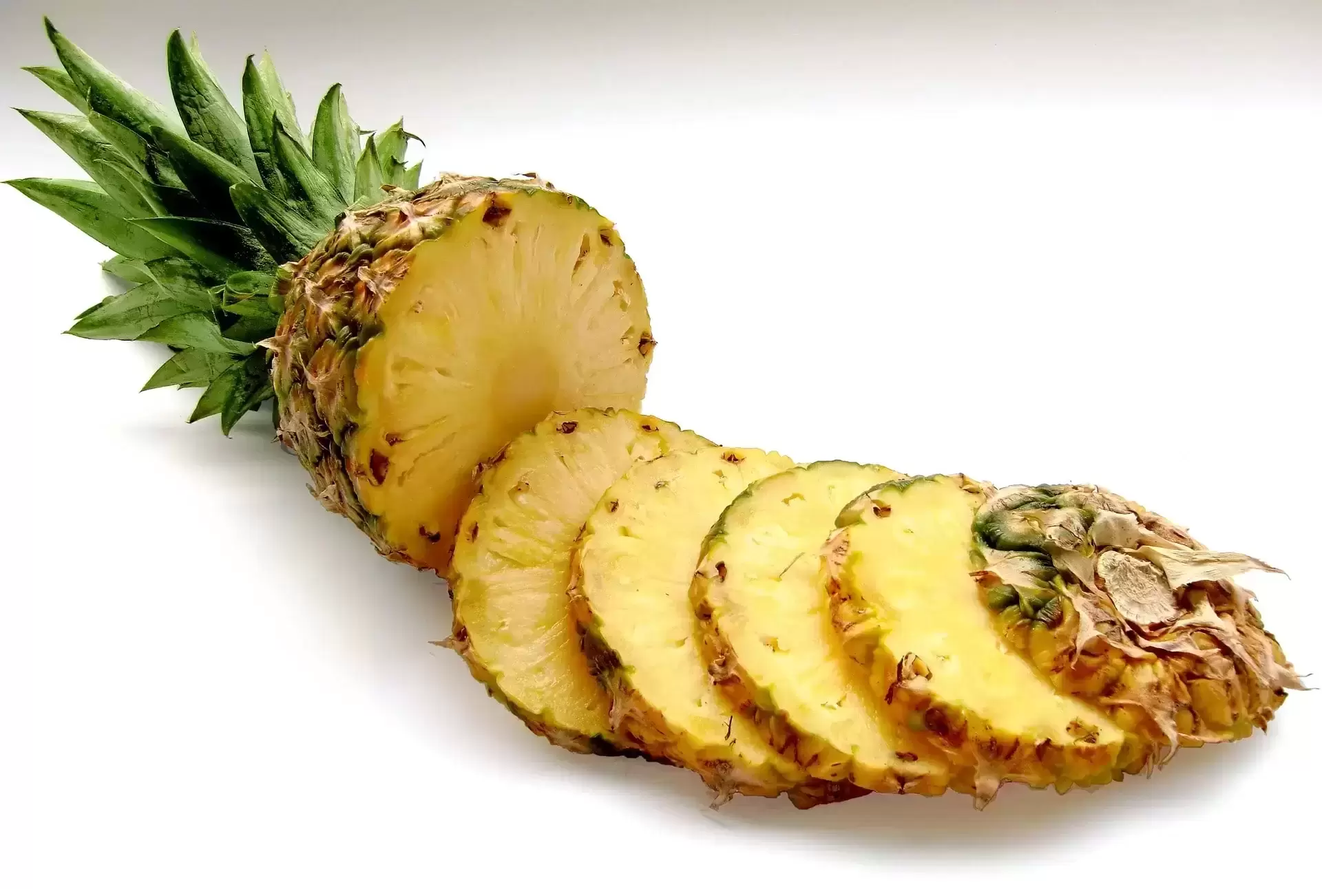 3 receptai su Kristupo Kolumbo atrastais ananasais: derinkite prie vištienos, tofu ar ledų