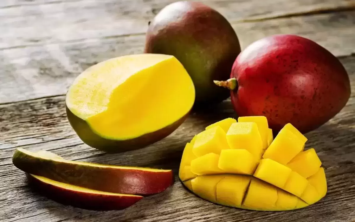 3 pikantiški patiekalai su vaisių karaliumi tituluojamu mangu