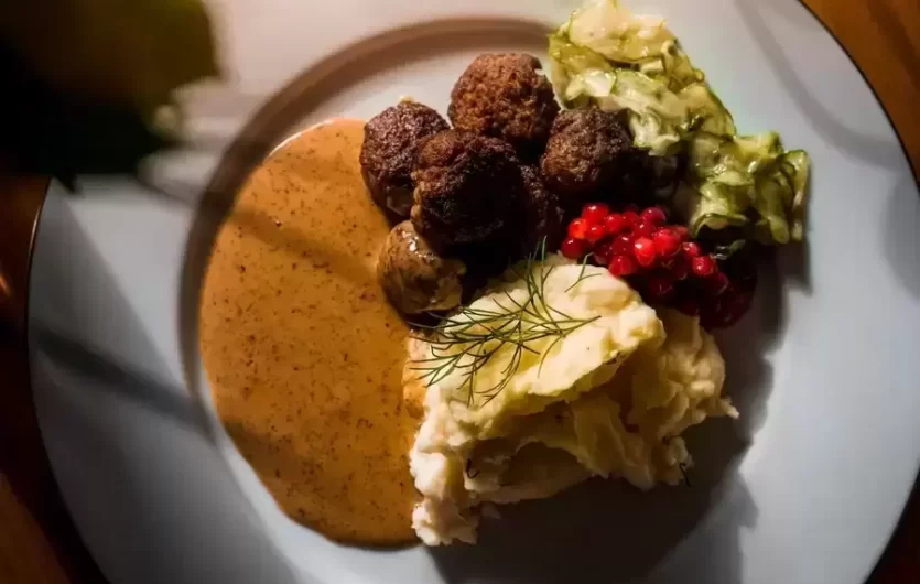 Šiaurietiškas pažįstamų patiekalų skonis: švediškų kukulių ir traškių bulvinių blynų receptai