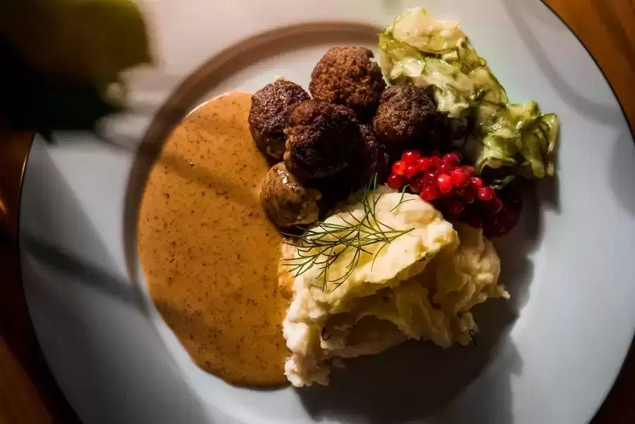 Šiaurietiškas pažįstamų patiekalų skonis: švediškų kukulių ir traškių bulvinių blynų receptai