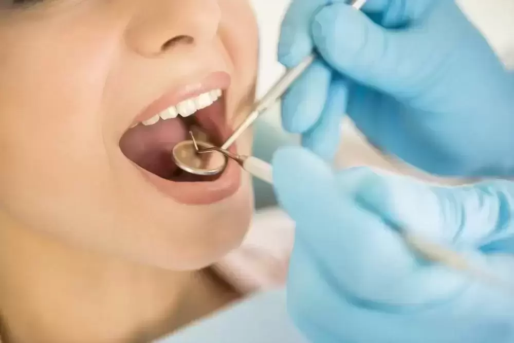 Dantų protezavimas – ne tik dėl grožio: specialistė įvardijo dažniausiai daromą klaidą ir sugriovė mitus