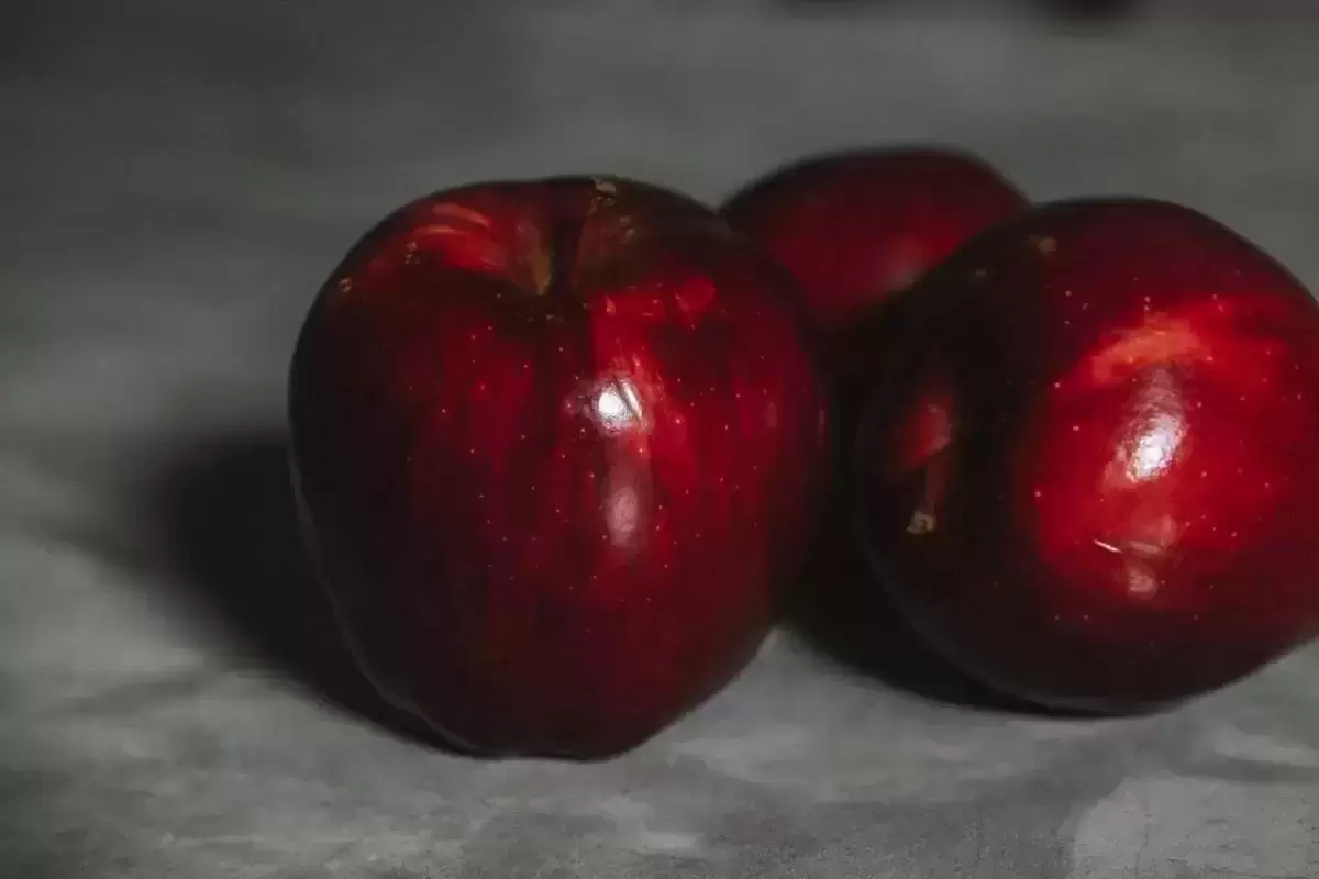 Helovinui ir ne tik: ypatingos išvaizdos ir skonio obuoliai raudonu minkštimu