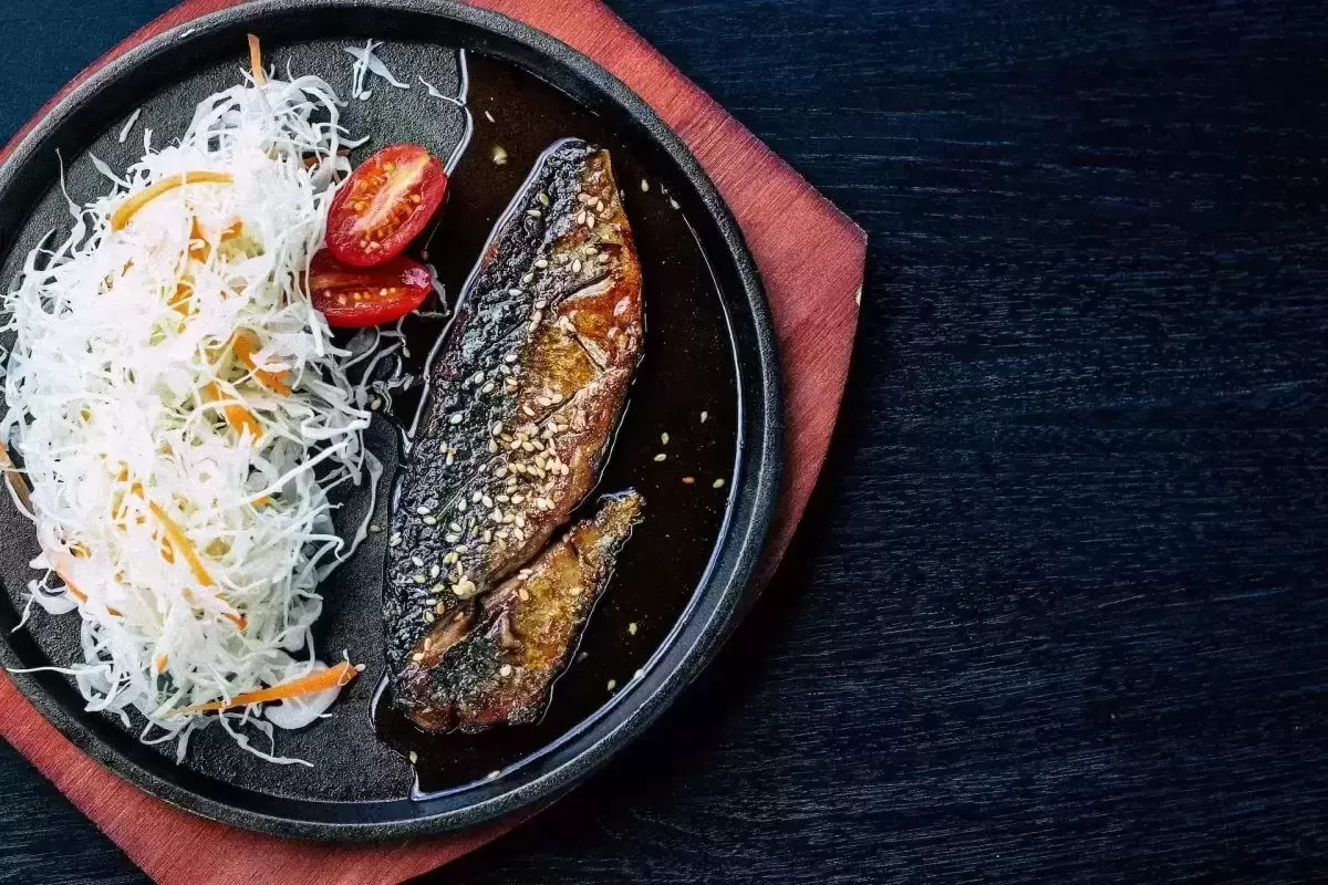 Jūros ešerys lipniame azijietiškame padaže – skanus patiekalas, kurį pasigaminsite vos per 12 min.